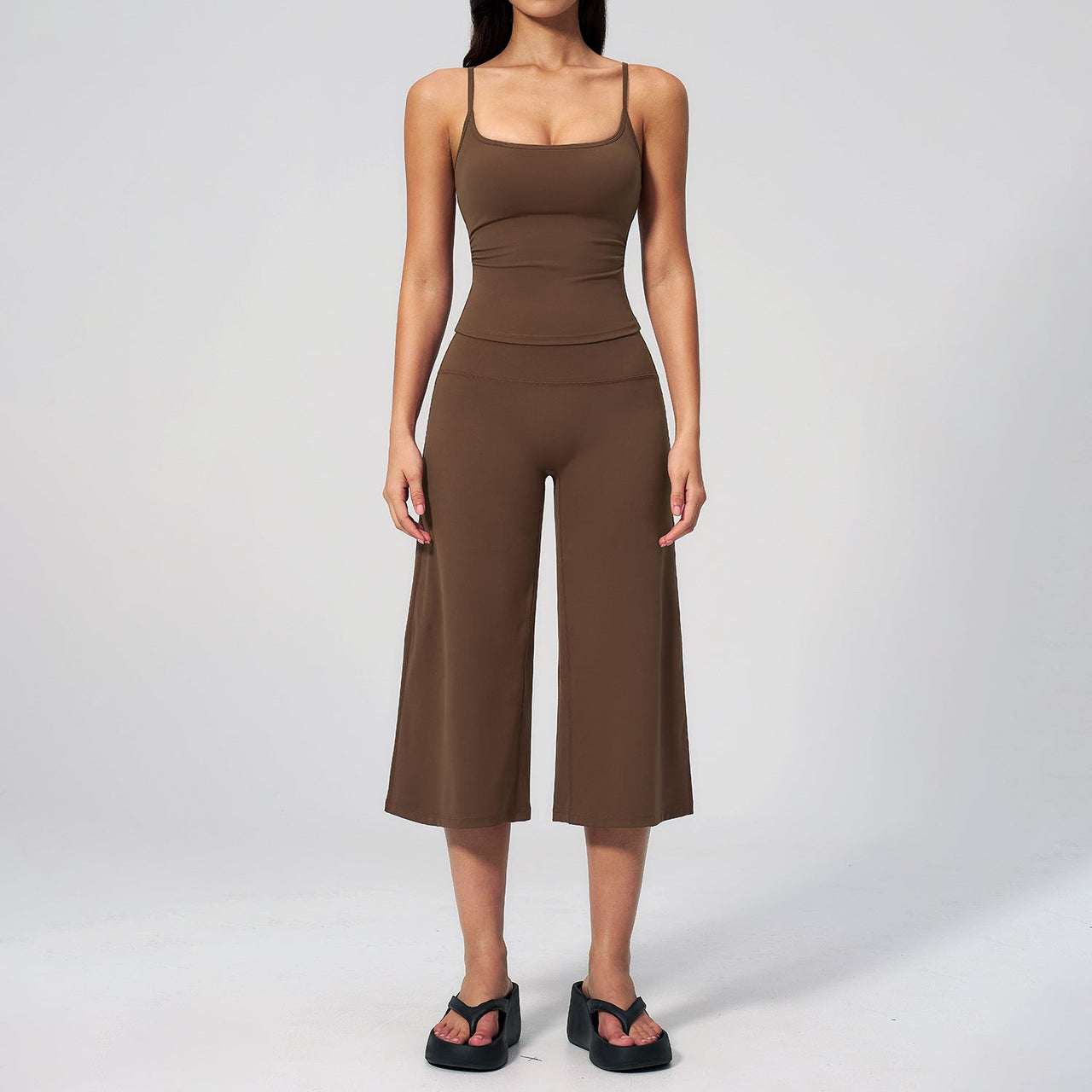Slim-fit crew-neck tank top and cropped pants sportswear set