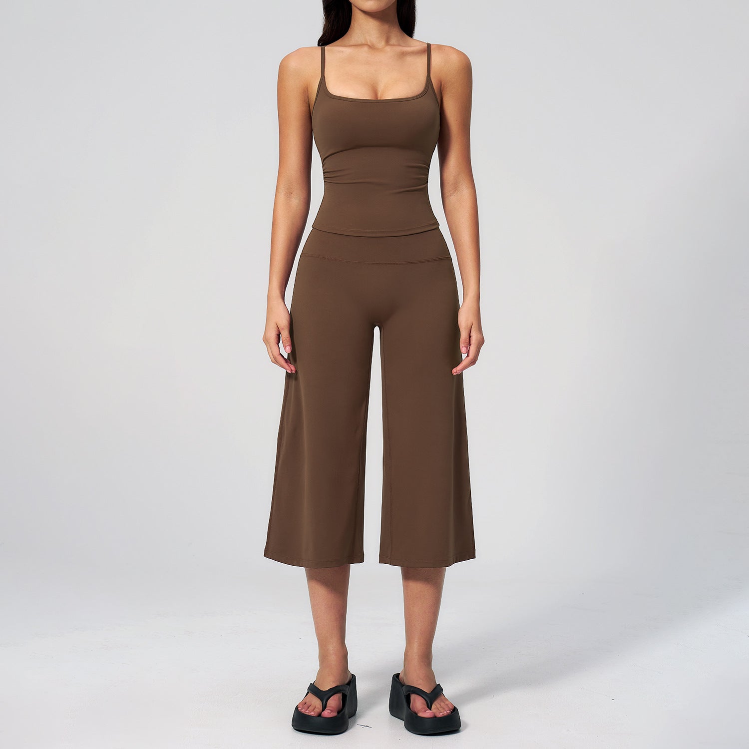 Slim-fit crew-neck tank top and cropped pants sportswear set