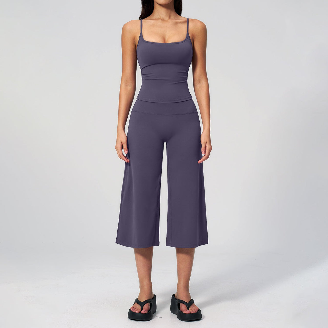 Slim-fit crew-neck tank top and cropped pants sportswear set