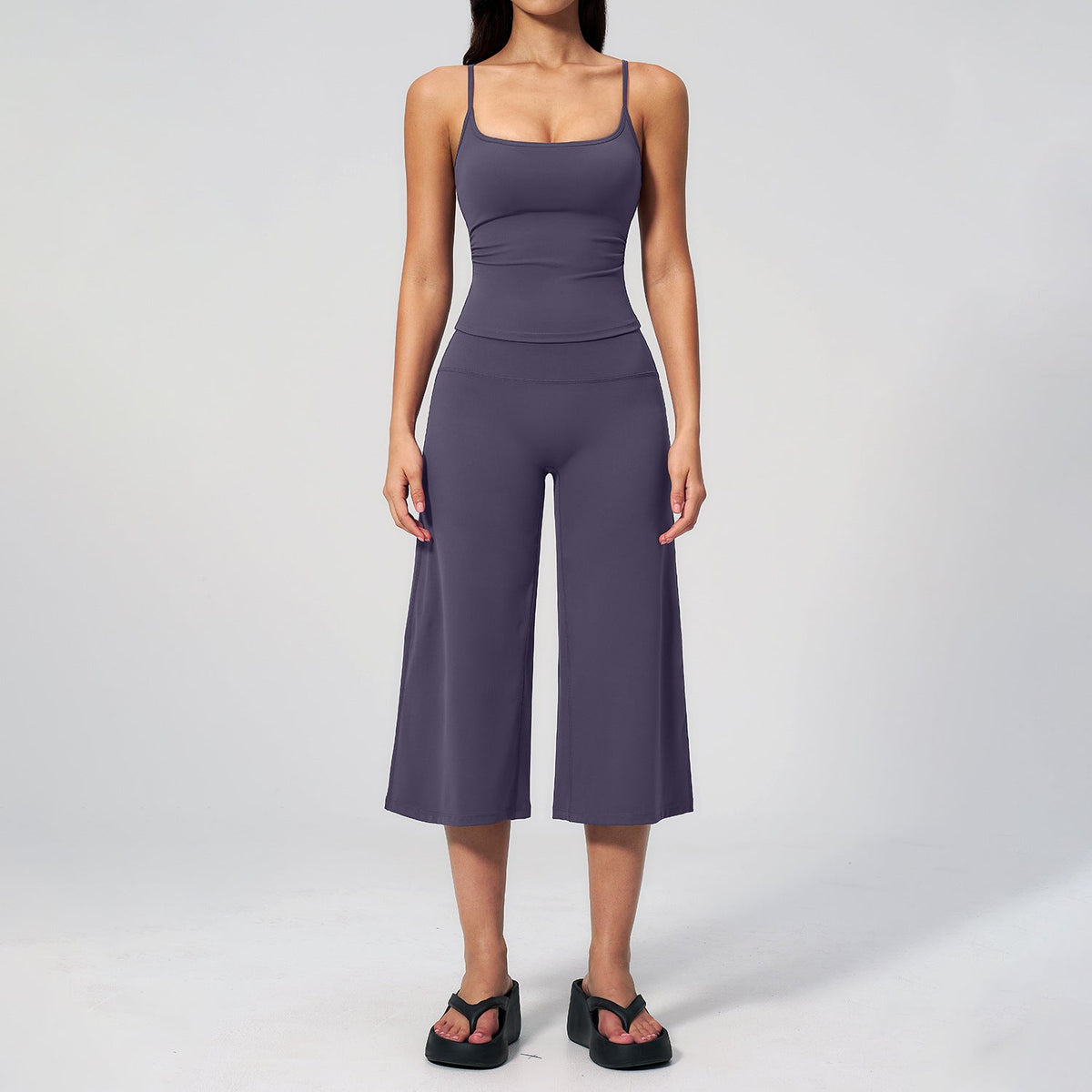 Slim-fit crew-neck tank top and cropped pants sportswear set