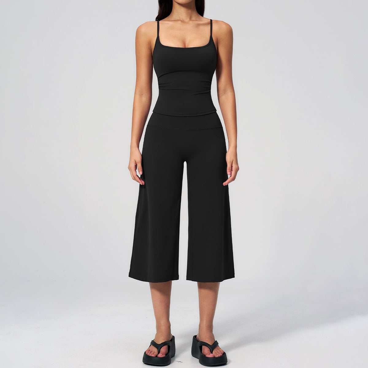 Slim-fit crew-neck tank top and cropped pants sportswear set