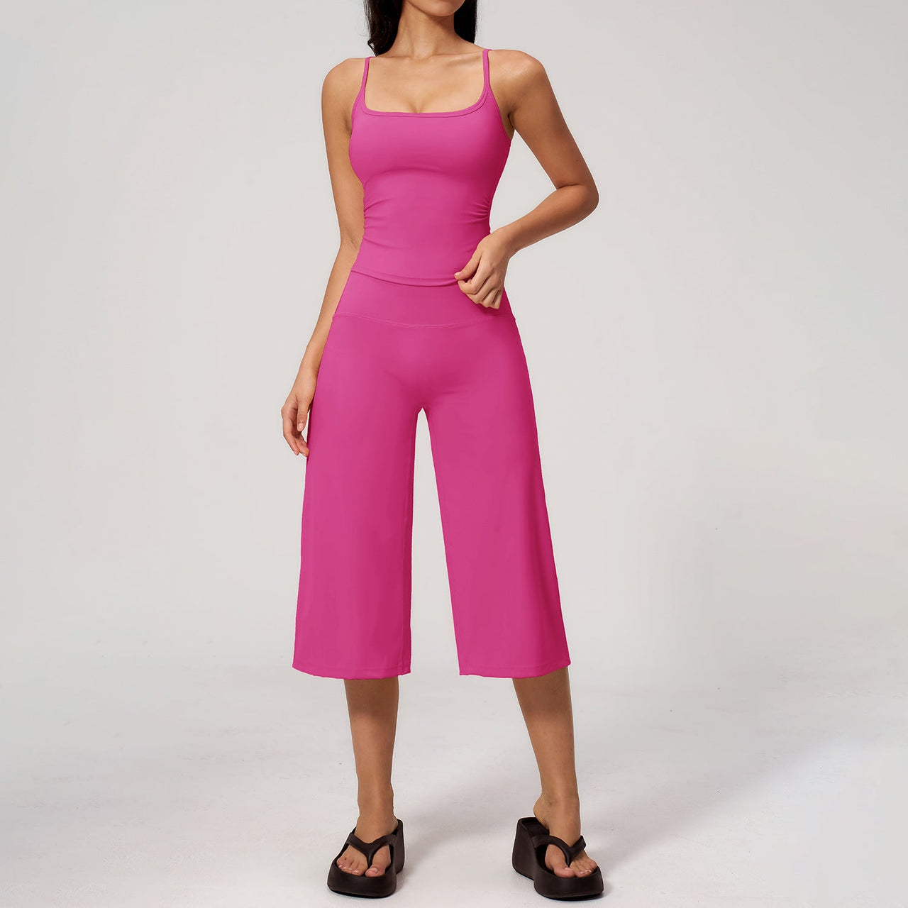 Slim-fit crew-neck tank top and cropped pants sportswear set