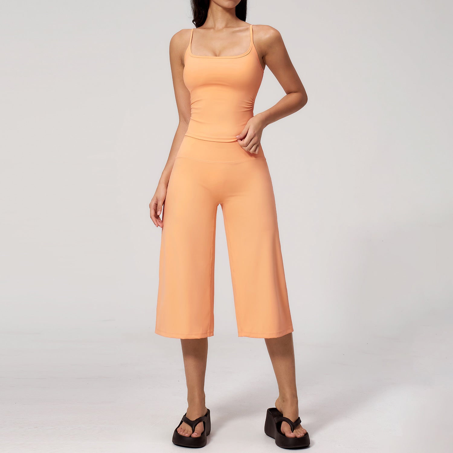 Slim-fit crew-neck tank top and cropped pants sportswear set