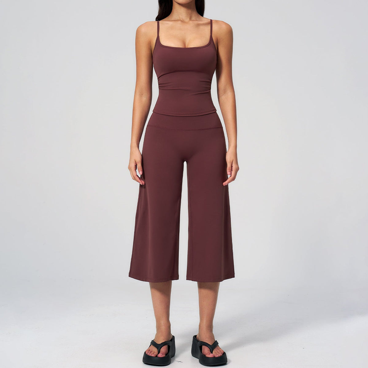 Slim-fit crew-neck tank top and cropped pants sportswear set